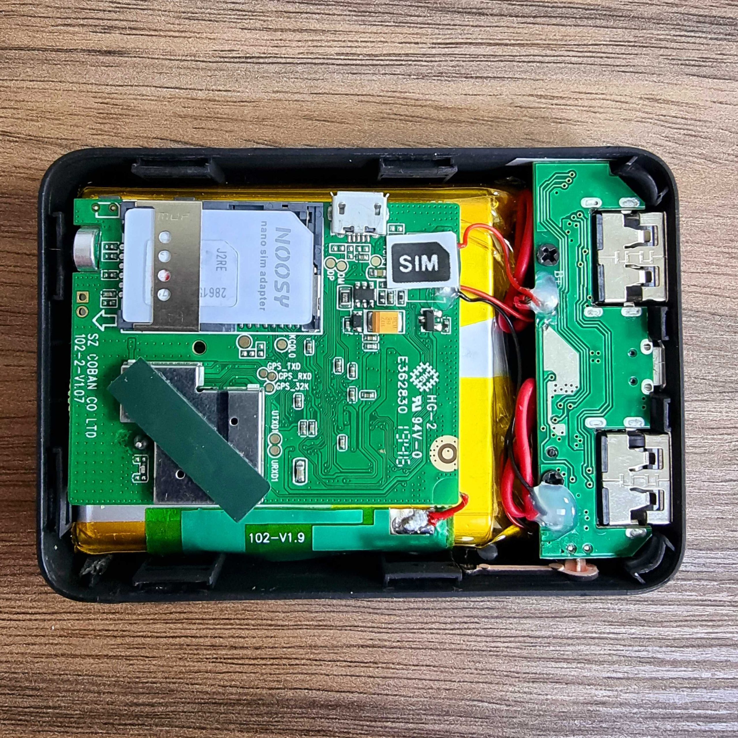 1 : Ouvrez l'appareil pour insérer la carte SIM