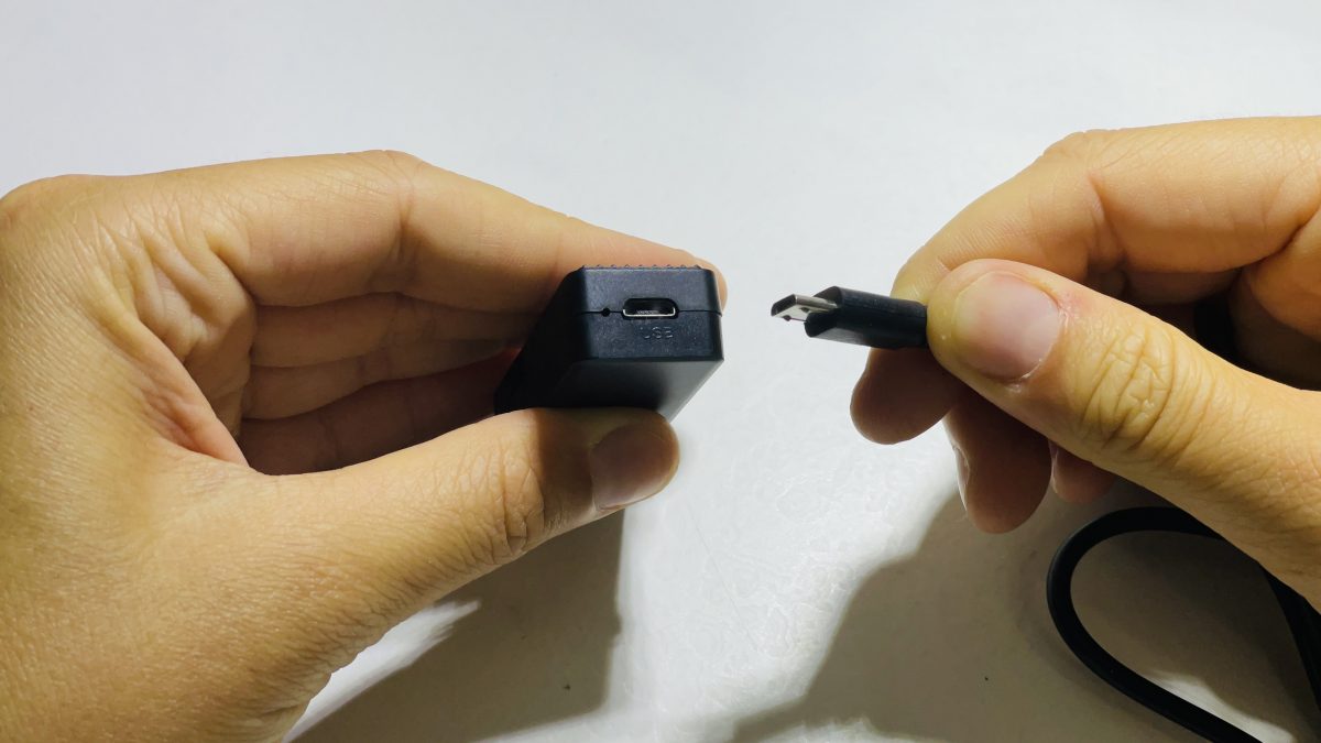 Vous devez brancher l'appareil avec le câble fourni afin de le mettre en charge.