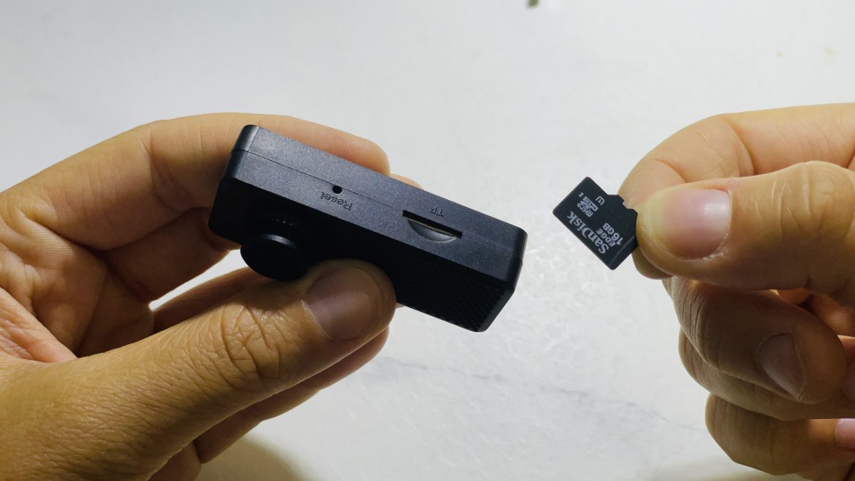 Une fois chargé, vous pouvez insérer une carte SD allant jusqu'à 128 Go max, afin de pouvoir réaliser des enregistrements.