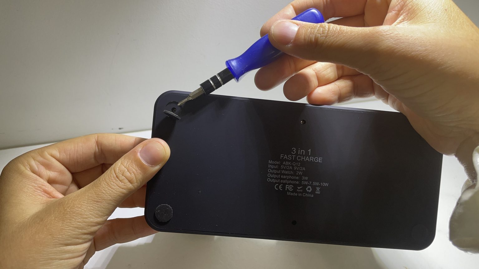 Vous devez dévisser les 6 vis