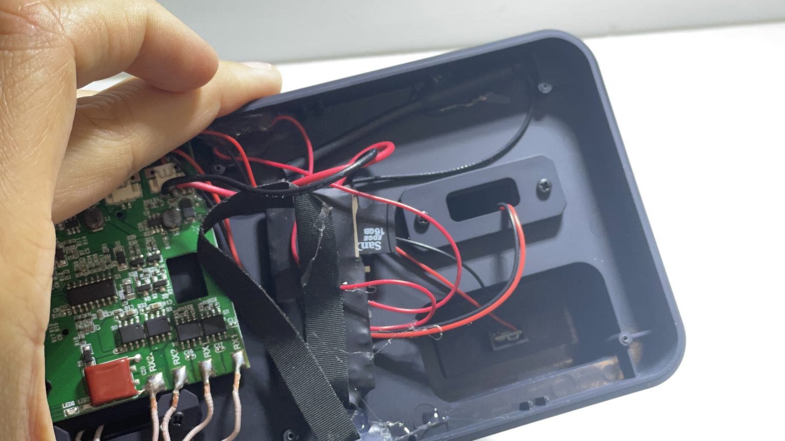 Enfoncez la carte jusqu'au clic.