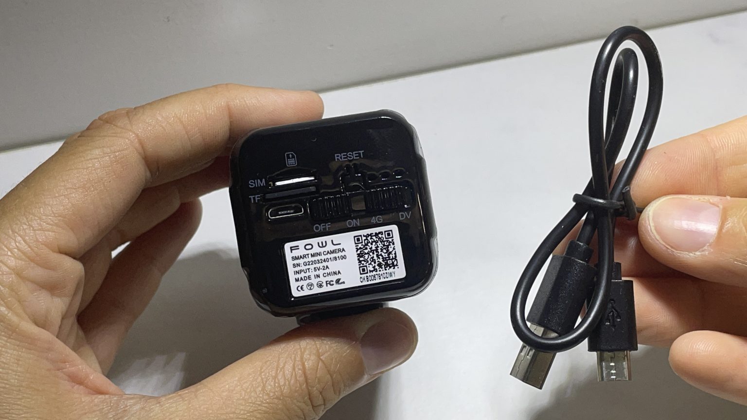 Chargez la caméra grâce au câble fourni