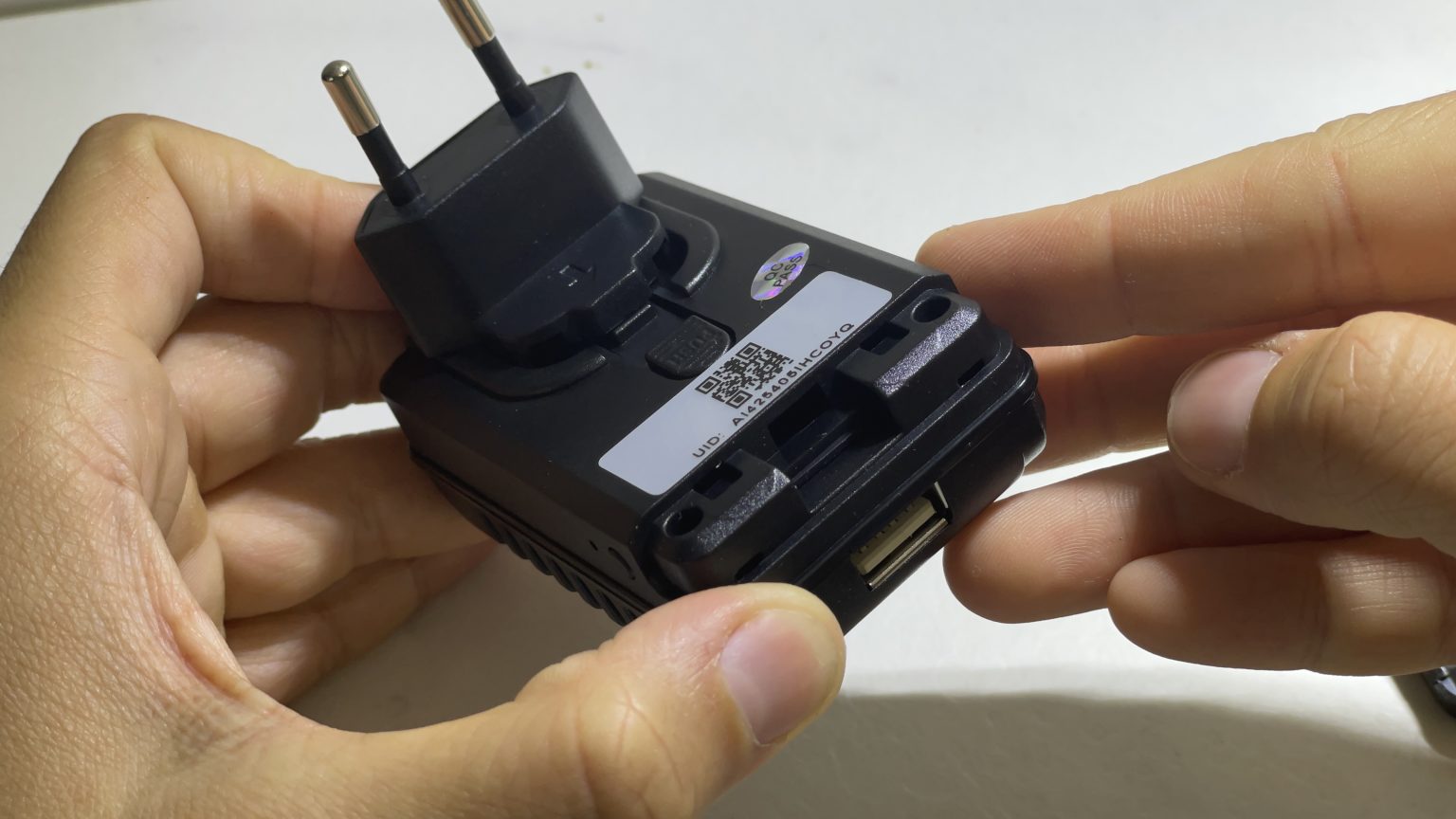 Une fois à l'intérieur, vous  pouvez remettre le cache et branchez l'appareil.