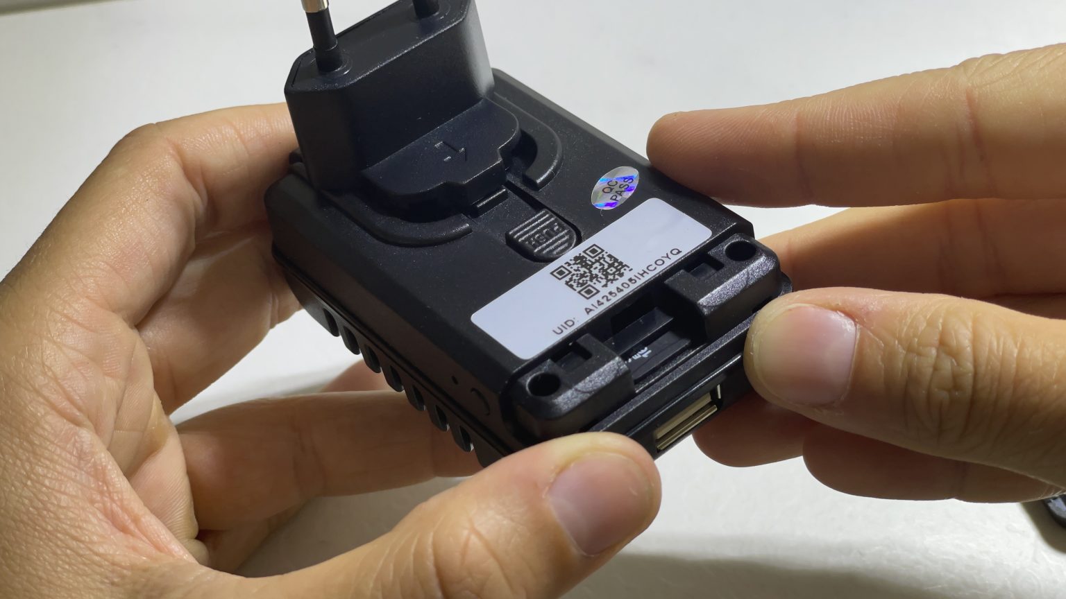 Insérez la carte SD dans ce sens et appuyer jusqu'à entendre le clic