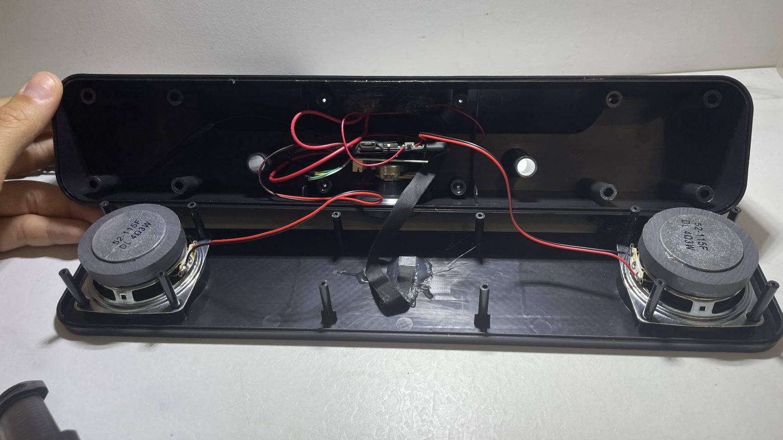 Il faut faire attention en l'ouvrant car les deux parties sont reliés par plusieurs câbles