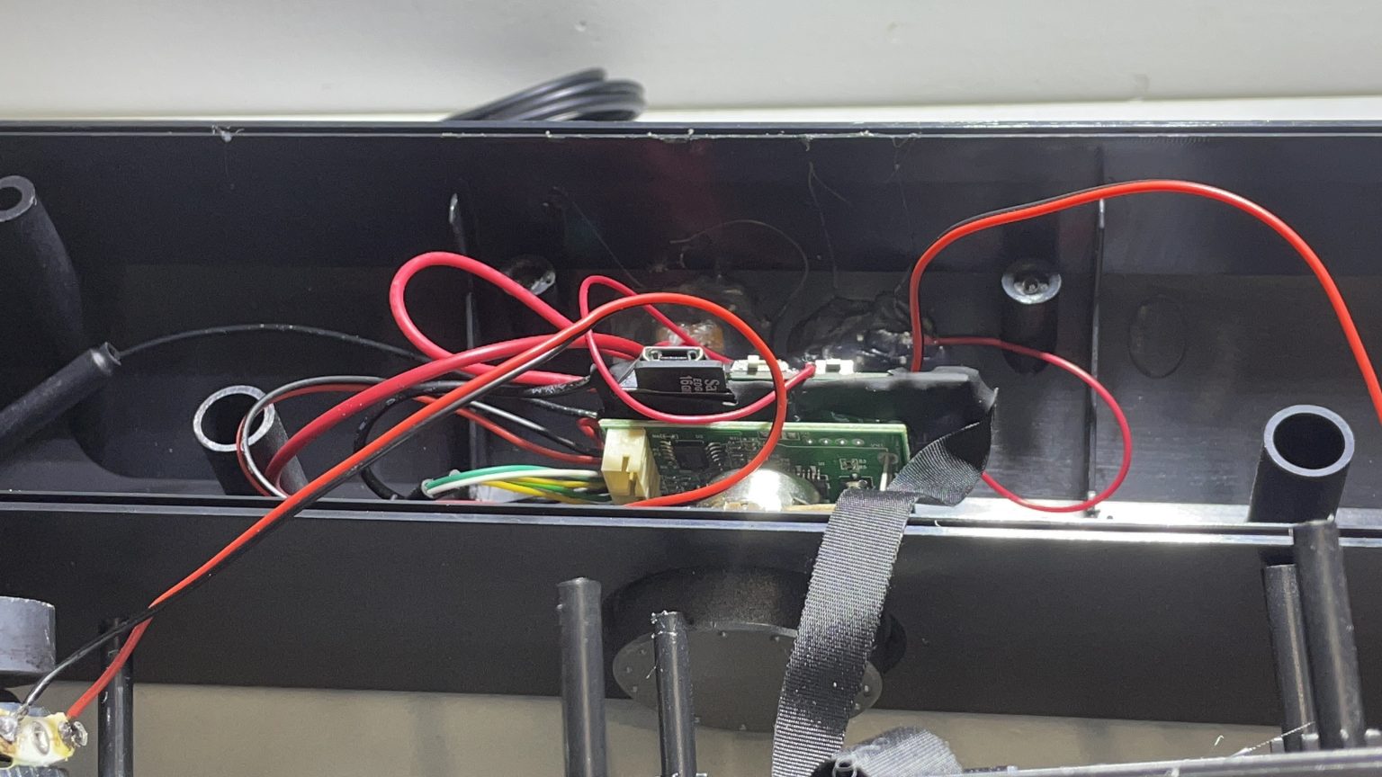 Enfoncez-là jusqu'au clic, enfin révissez toutes les vis