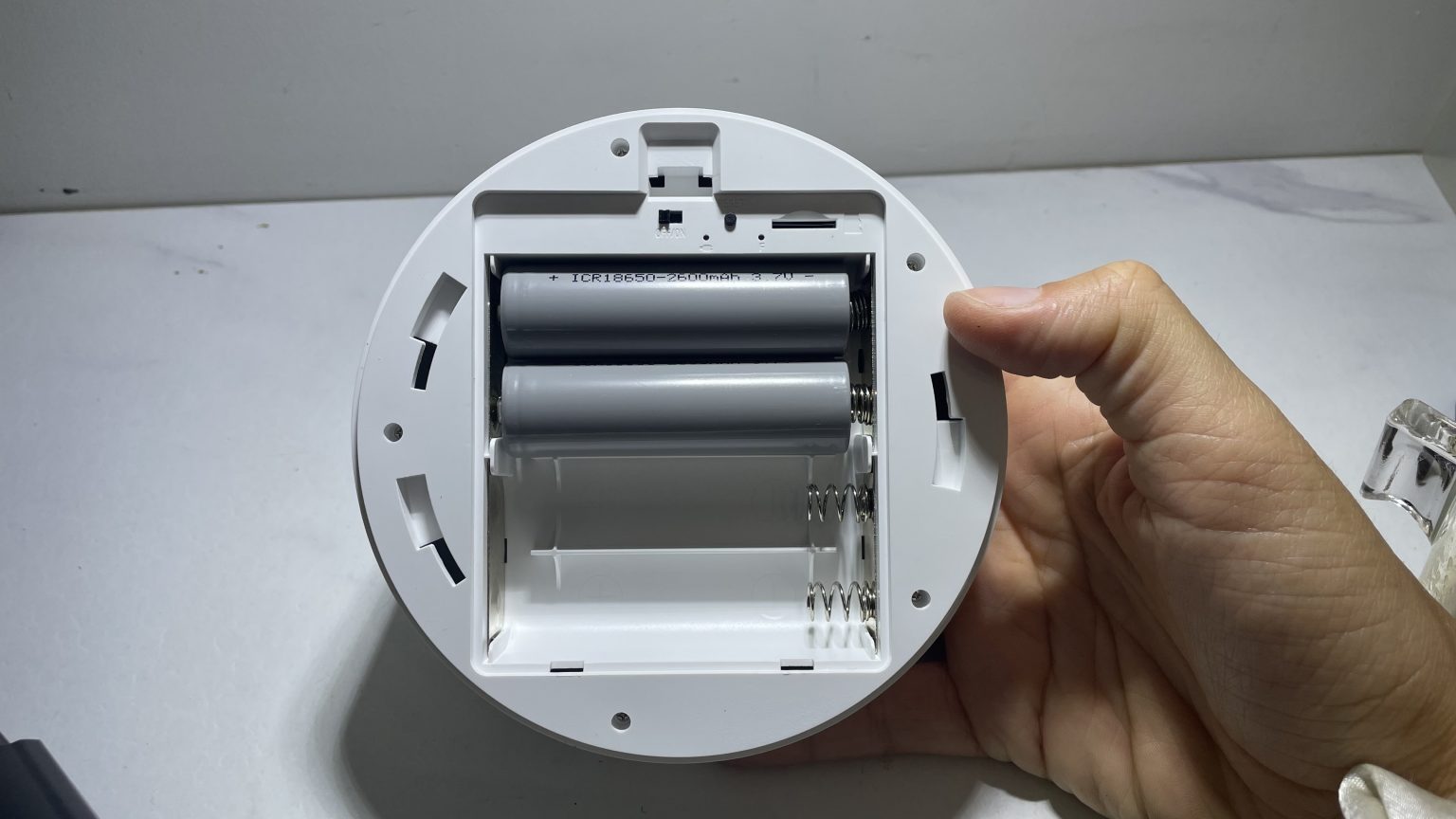 Insérrez les 4 piles fournis