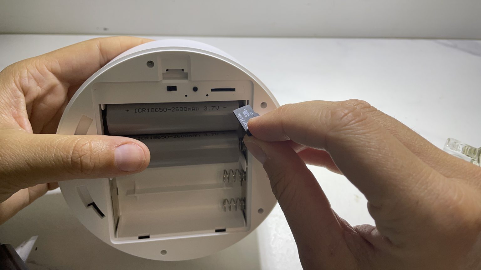 Pour faire des enregistrements, vous devez insérer une carte Micro SD (Attention au sens d'insertion)