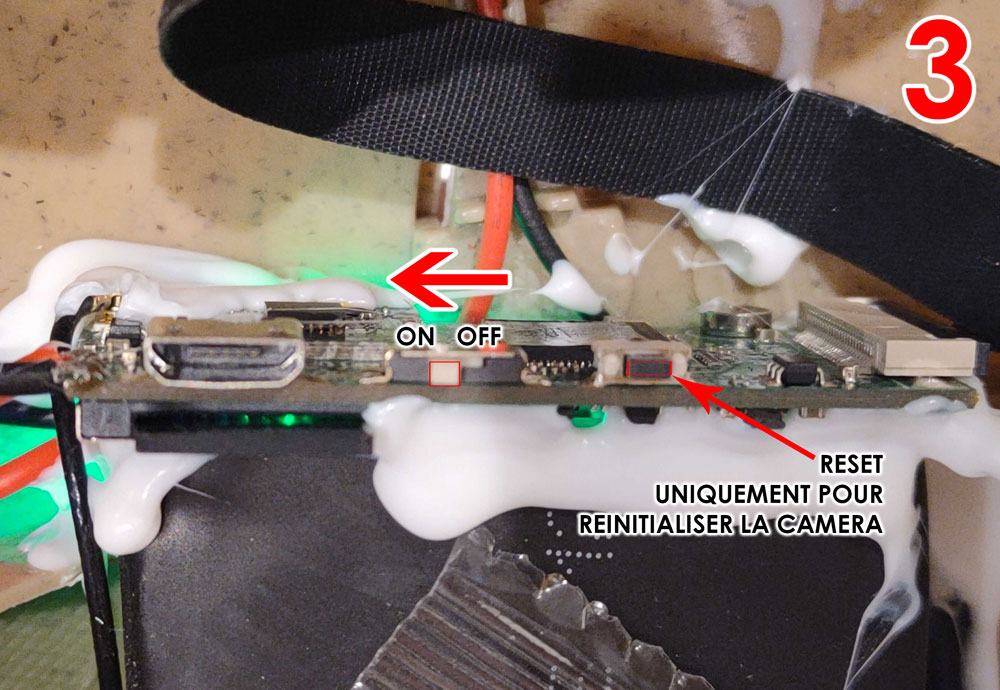 POUR ALLUMER L'APPAREIL, DÉPLACEZ LE COMMUTATEUR VERS LA GAUCHE, UNE LUMIÈRE S'ALLUME SI L'APPAREIL EST CHARGÉ